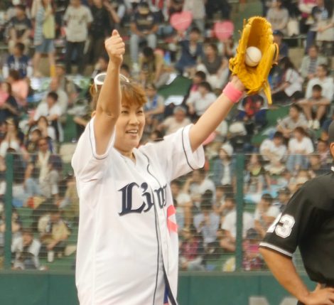 山田邦子、“ボテボテ”始球式