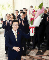 秋元・札幌市長が初登庁 2015年05月07日