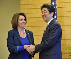 ペロシ氏と握手する安倍首相