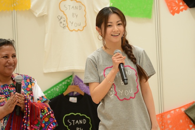 倉木麻衣、トークショーに自らデザインしたコラボＴシャツで登場