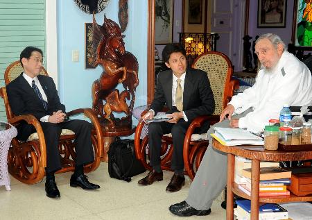 カストロ・キューバ前議長:会談の写真公開 岸田外相と握手