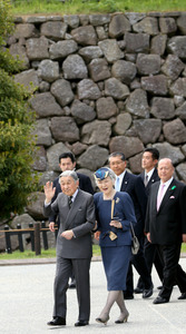 両陛下、金沢城公園視察 復元された橋爪門を見学