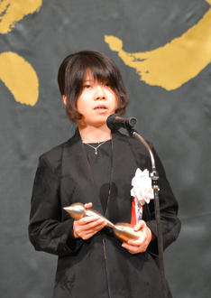 大今良時が「残るマンガを描いていきたい」と語る、手塚治虫文化賞贈呈式