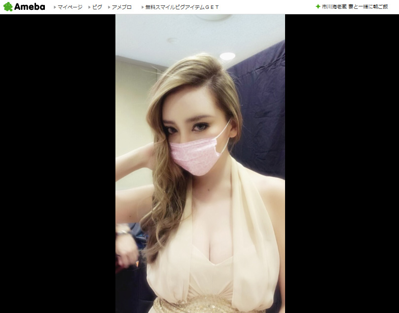 ざわちん、ミランダ風メイクで大胆谷間あらわ