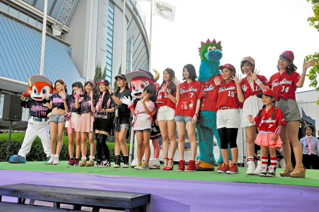 カープ女子VSオリ姫がイベントで熱戦!50人綱引き大会も!