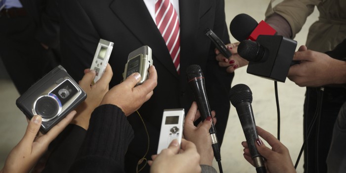 維新の大阪市議が同僚女性の胸触る 週刊誌が写真掲載