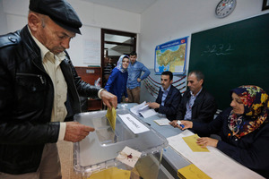 トルコ:総選挙 与党、憲法改正への議席獲得が焦点に