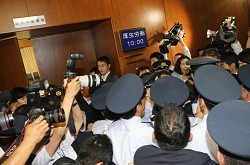 衆院厚労委：渡辺委員長けが 入室時に民主議員が阻止