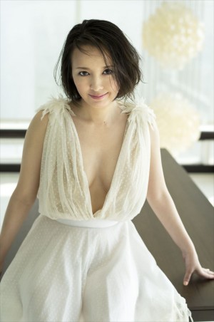 高橋由美子、14年ぶりグラビアに挑戦!40オーバーの色気…“たわわな胸”を大胆披露