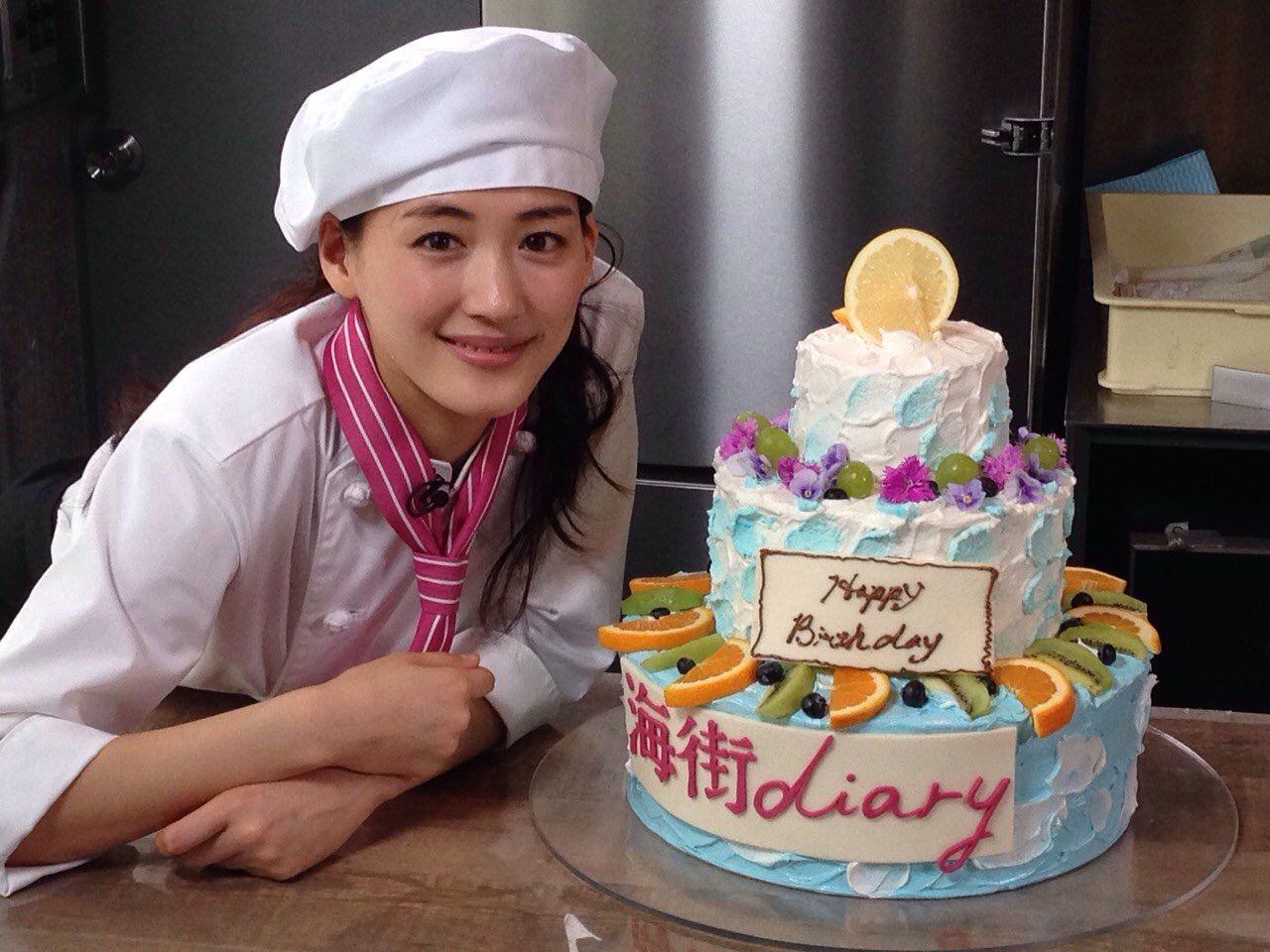 綾瀬はるか、“妹”と監督にケーキ「歯磨き粉と混ざっちゃって」