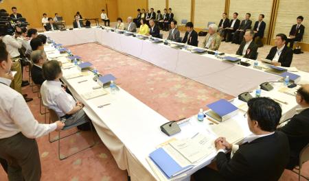病院ベッド：２０万床削減 在宅・介護施設移行前提 政府２０２５年推計