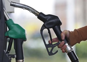 焦点:原油急落開始から1年、供給過剰解消の目途立たず