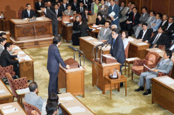 首相、集団的自衛権「合法性を確信」 党首討論