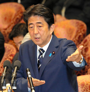 首相「大変申し訳ない」 年金機構の情報流出で陳謝