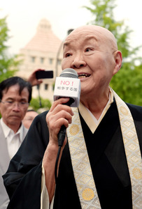 寂聴さん「戦争近づいてる」 国会前で安保法案反対訴え