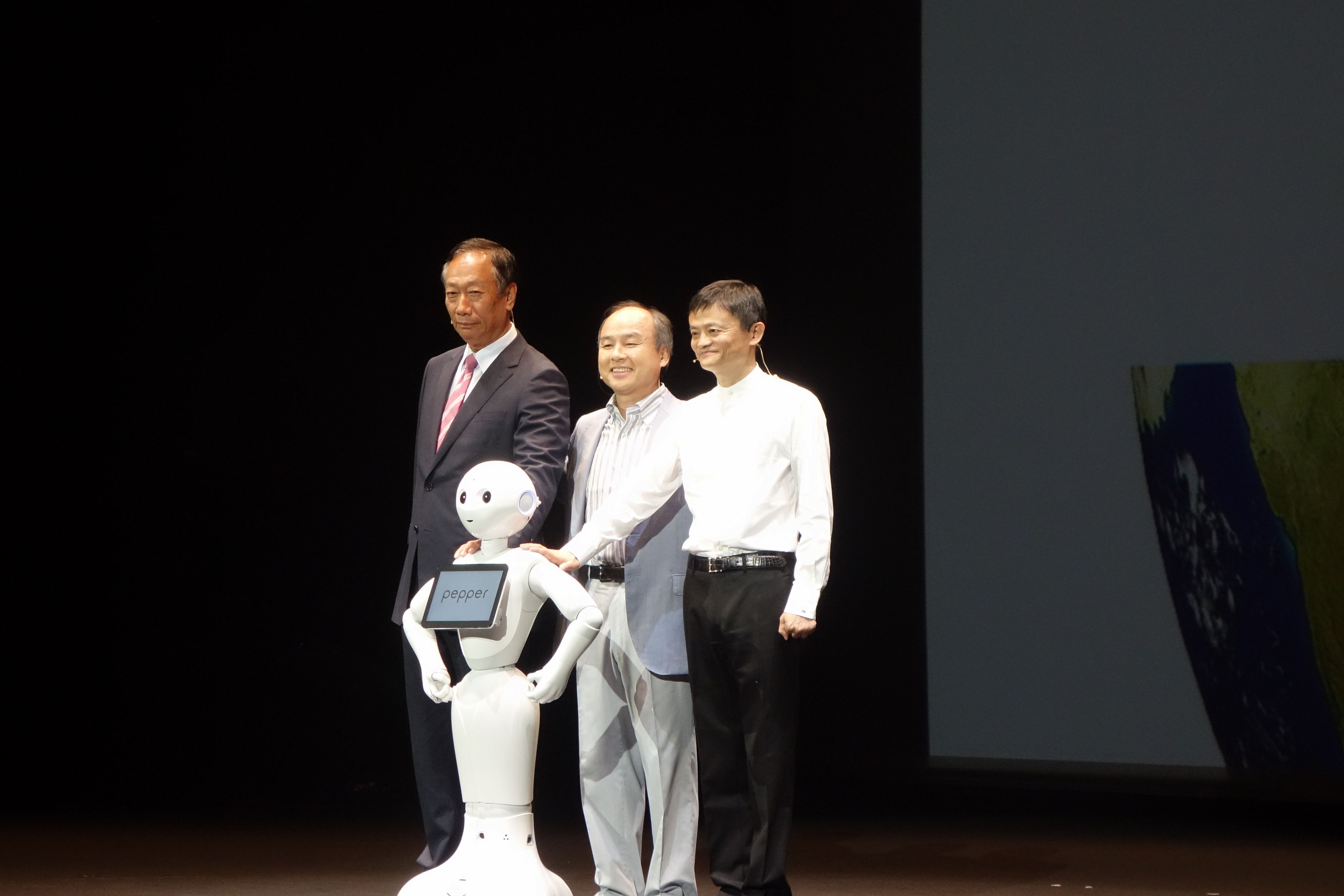 ソフトバンクが6月20日にPepperを一般販売、法人向けや海外進出も