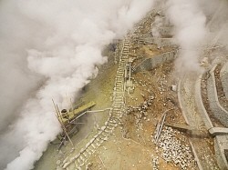 箱根山:大涌谷、ドローン調査 センサー設置場所探す
