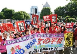 安保法案反対 怒れる「人間の鎖」 国会前デモに1万5千人