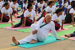 インド:「国際ヨガの日」 首相も参加、3万人がポーズ