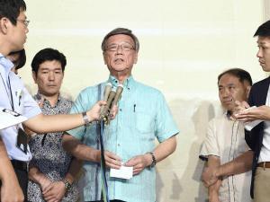 自民勉強会問題：沖縄侮辱、百田氏発言を陳謝 官房長官、翁長知事に