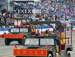 台湾:戦勝70年パレード 「抗日」表現で対応二転三転