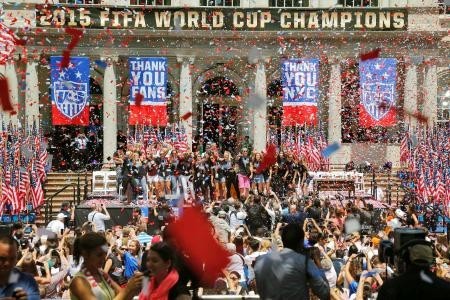 サッカー女子W杯で頂点 米国代表が優勝パレード
