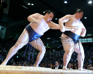 鶴竜3場所ぶり出場で白星「思い切り行けた」