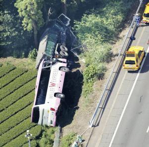 高速バスとダンプ衝突、27人搬送…東名阪道