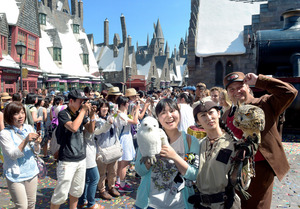 ＵＳＪ「ハリポタ」１周年 効果絶大、１３５０万人来園