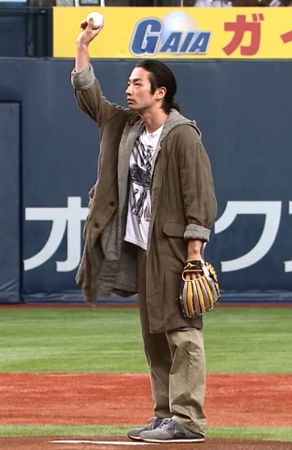 森山未来「すごく恥ずかしかった」初始球式ワンバン