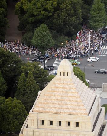 国会周辺デモ １０万人が集結「国民なめんな」