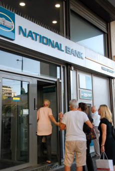 ギリシャ銀、３週間ぶりに営業再開 証取は営業休止続く