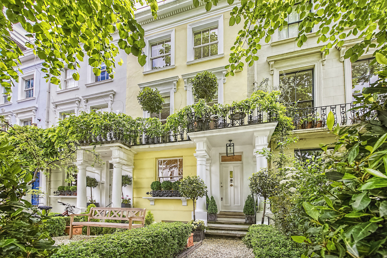 ロンドン・ノッティングヒルの庭のあるテラスハウス