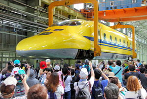 ドクターイエロー、宙に浮いた 精密検査を浜松で公開