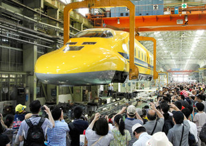 ＪＲ東海浜松工場でドクターイエロー公開