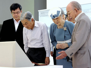 両陛下、赤崎教授らからＬＥＤ開発の説明受ける 2015年07月26日 20時04分
