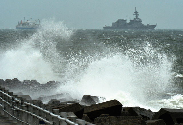 台風12号、熱帯低気圧に…各地で強い風雨 2015年07月26日 21時59分