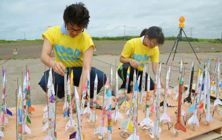 1066基紙製ロケット打ち上げ 秋田・能代、夏空突き同時に