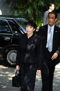 終戦の日：２閣僚が靖国参拝 首相は私費で玉串料奉納
