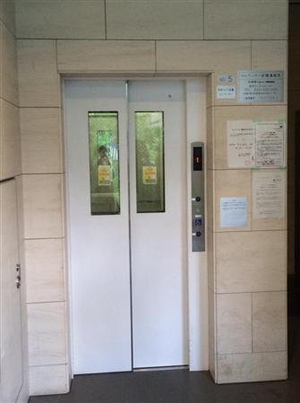 エレベーター急降下１人軽傷 シンドラー社製 2015年08月15日