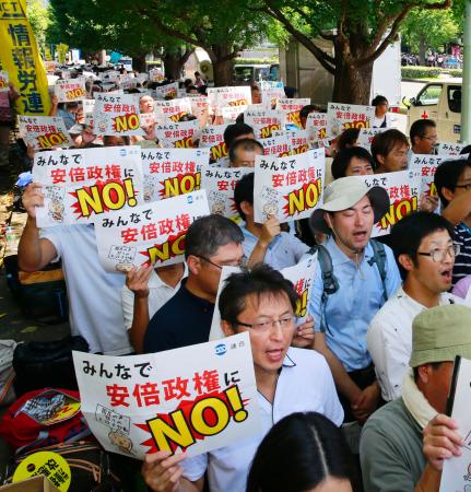 連合、国会前で１万人集会 労働法改正に「ＮＯ」