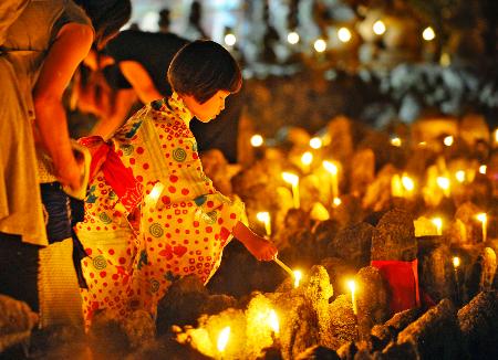 京都・化野念仏寺で千灯供養 無縁仏に手を合わせ