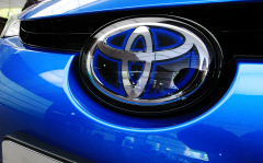 日経平均一時900円超安 トヨタ株が映す先行き不透明感