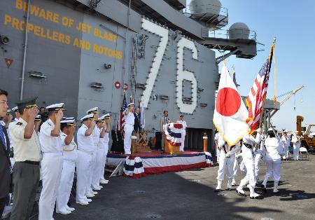 震災支援の米空母で交代式 R・レーガン、今秋横須賀配備へ