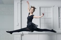 佐々木希、華麗なダンスから180度大開脚ジャンプを披露