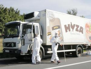 乗り捨てられた保冷車に71遺体…不法移民か 2015年08月28日 22時30分