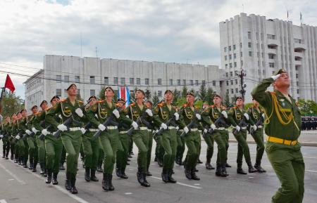 ロシアで対日戦勝軍事パレード…1千人超が行進 2015年08月29日 18時56分