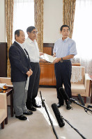 県原発管理委が再稼働安全の報告書、知事に提出 2015年09月02日