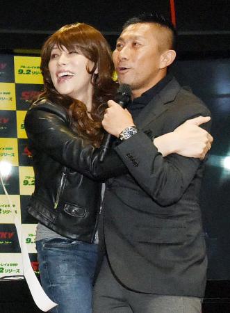 前園、くす玉割ってヒット祈願 ＫＡＢＡちゃんと