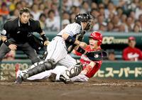 新井気迫の本盗!元同僚のスキ見逃さず